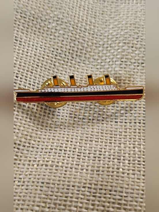Vintage Other - Vintage Titanic Goldtone Pin with Red and Black Enamel EUC